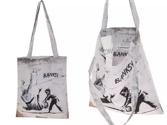ΤΣΑΝΤΑ ΩΜΟΥ - Banksy 2