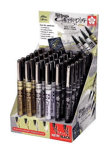 ΜΑΡΚΑΔΟΡΟΣ ΚΑΛΛΙΓΡΑΦΙΑΣ 1.8MM SAKURA (ΧΡΥΣΟ/ΑΣΗΜΙ/ΜΑΥΡΟ) ΤΥΧΑΙΑ ΕΠΙΛΟΓΗ